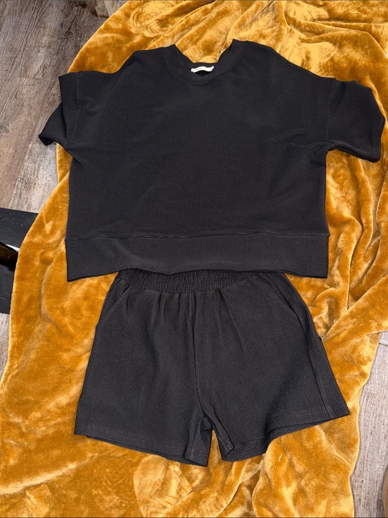 Zenana Outfitters Tops - Zenana Outfitters Black Ribbed Crewneck Short Set